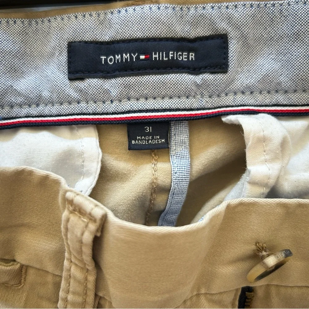 🔹Tommy Hilfiger Men’s Khaki Flat Front Shorts Size 31